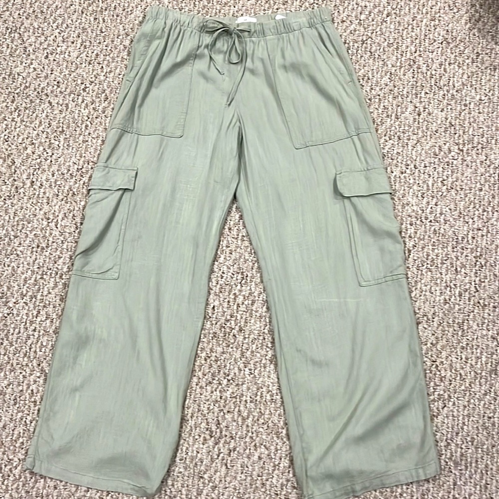 H&M Cargo Pants•Size M•Drawstring waistband•Full Length•Relaxed leg